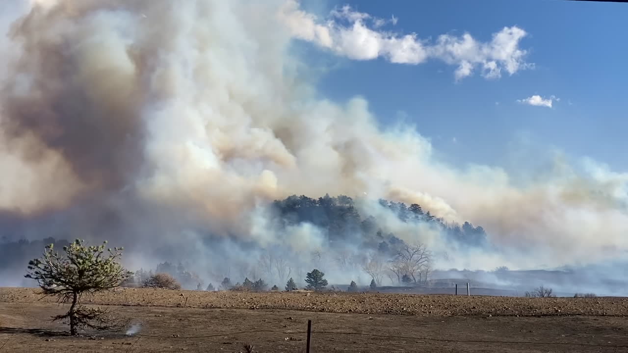 horrible incendio forestal y humo denso y denso sobre bosques y pastizales en llamas