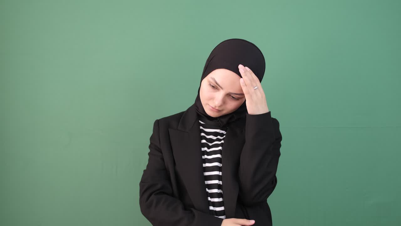 Wanita Muslimah Berjilbab dalam Kesepian dan Kesedihan
