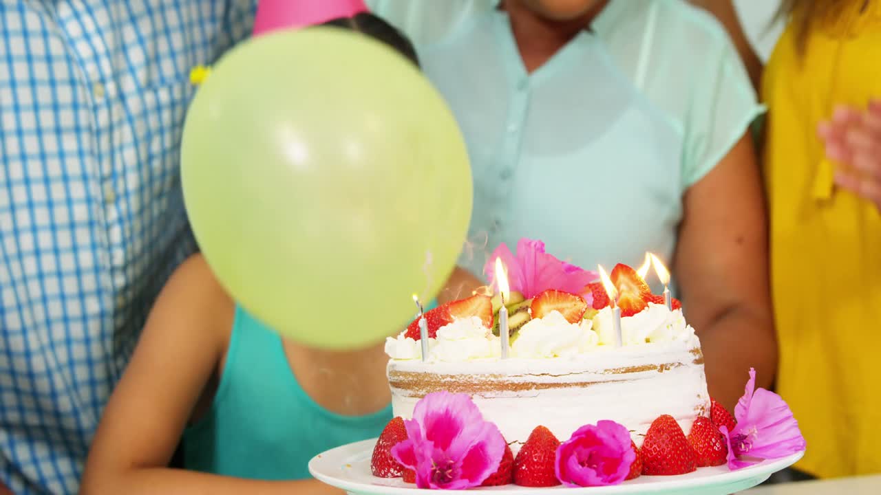 familia celebrando su cumpleaños