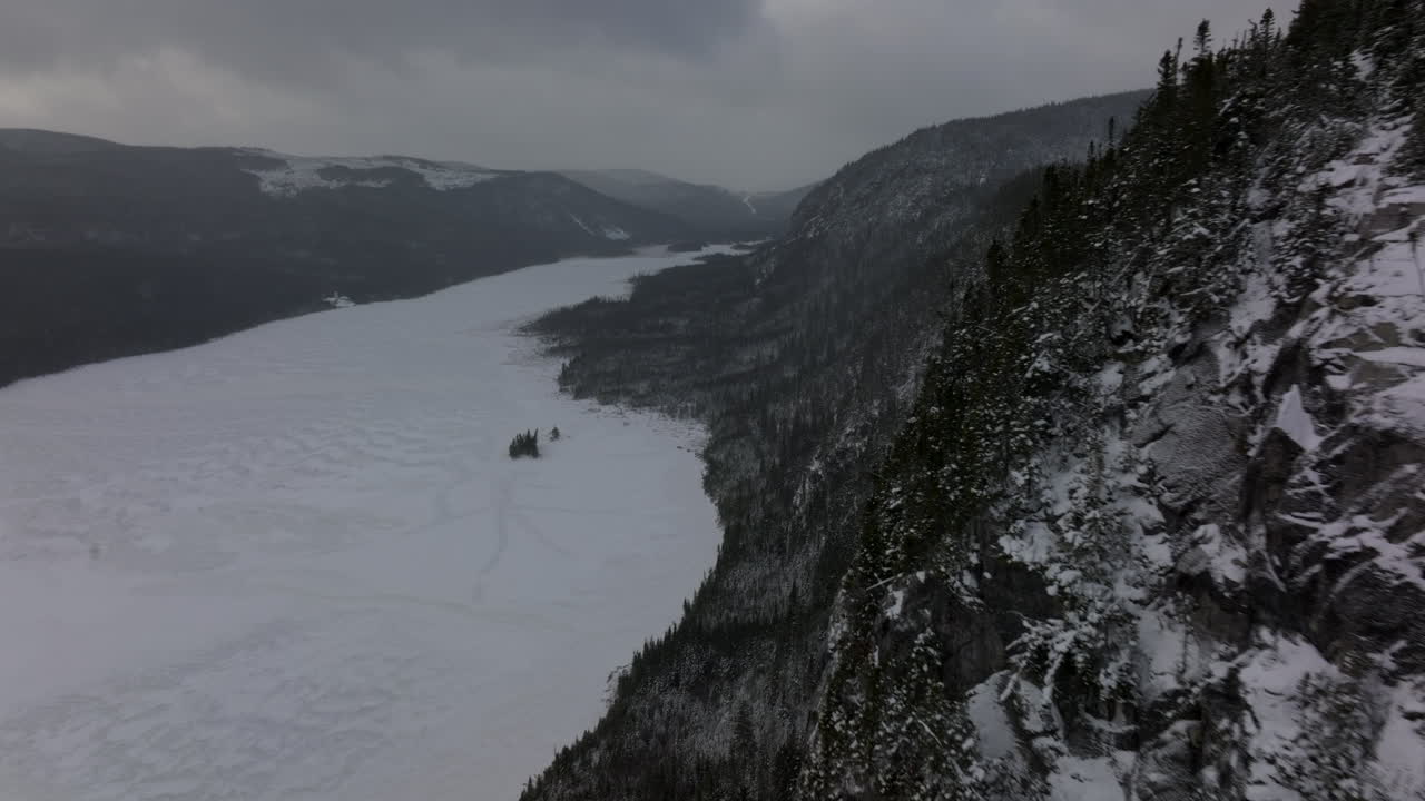 Droneflyvning rundt Mont du Lac a L'Empeche i Quebec, Canada om vinteren – luftfoto
