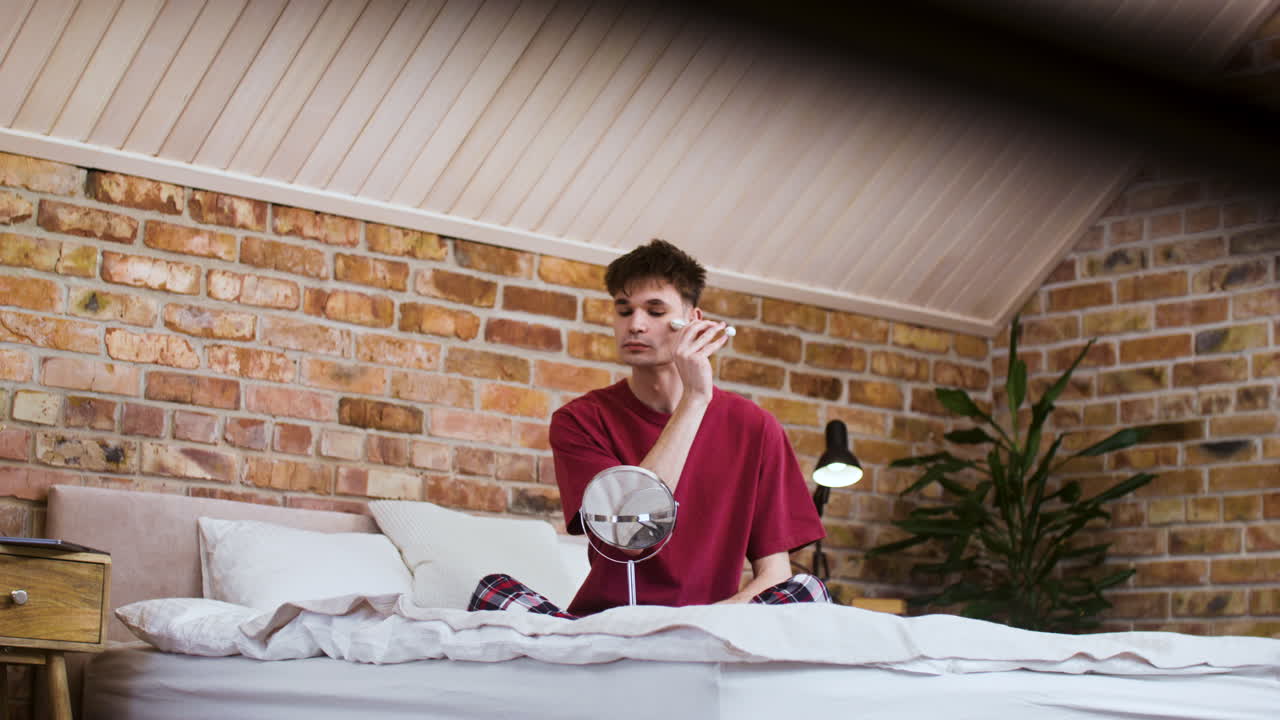 мужчина в спальне