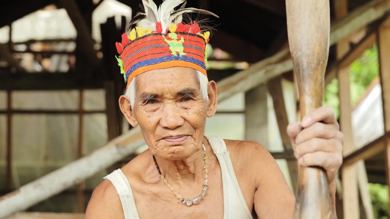 Retrato de Ancião Ifugao Segurando Pilão de Madeira em Batad, Banaue, Filipinas