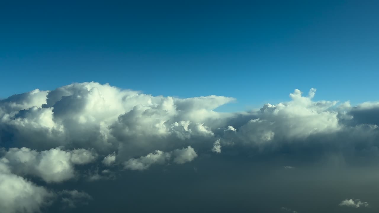 위협적인 폭풍 구름 앞에: 커다란 폭풍구름 앞에 조종사 에서 녹음된 몰입하는 조종사의 fpv 관점.