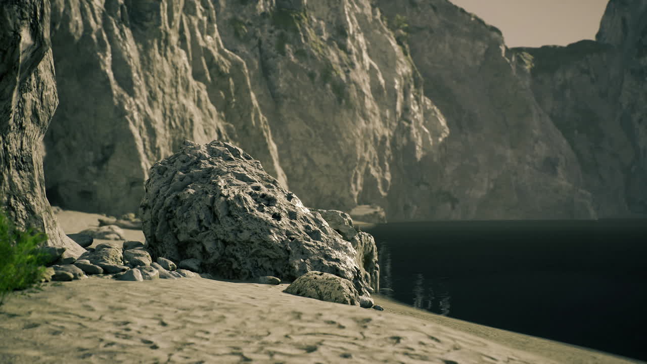 Il crepuscolo illumina scogliere rocciose e spiagge sabbiose con tonalità calde.