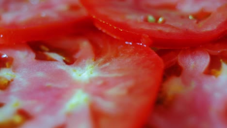 rebanadas de tomate y verduras giratorias