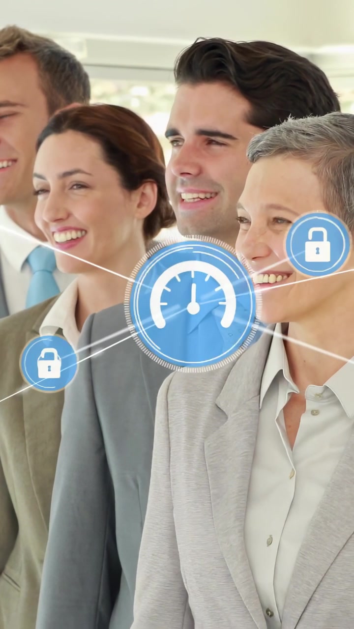 Video verticale: Squadra di cinque persone in posa sotto un HUD blu che compare, con nodi e lucchetti animati per la sicurezza IT.