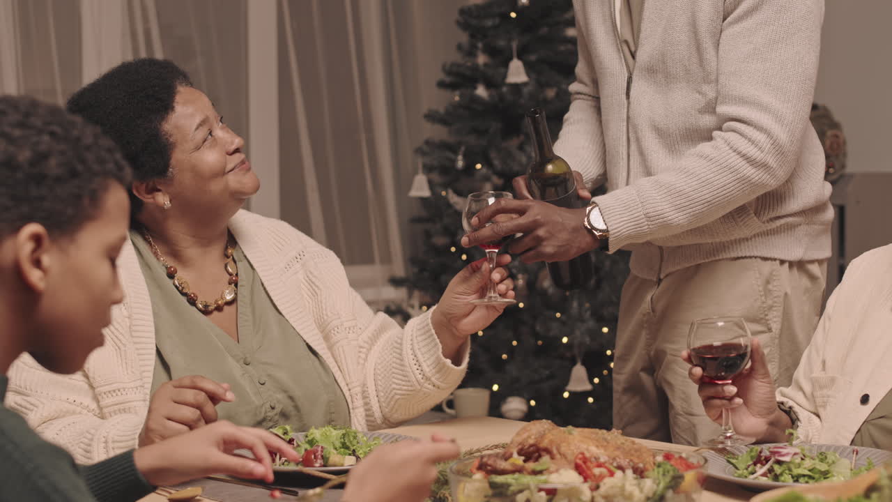 familia celebrando la navidad juntos