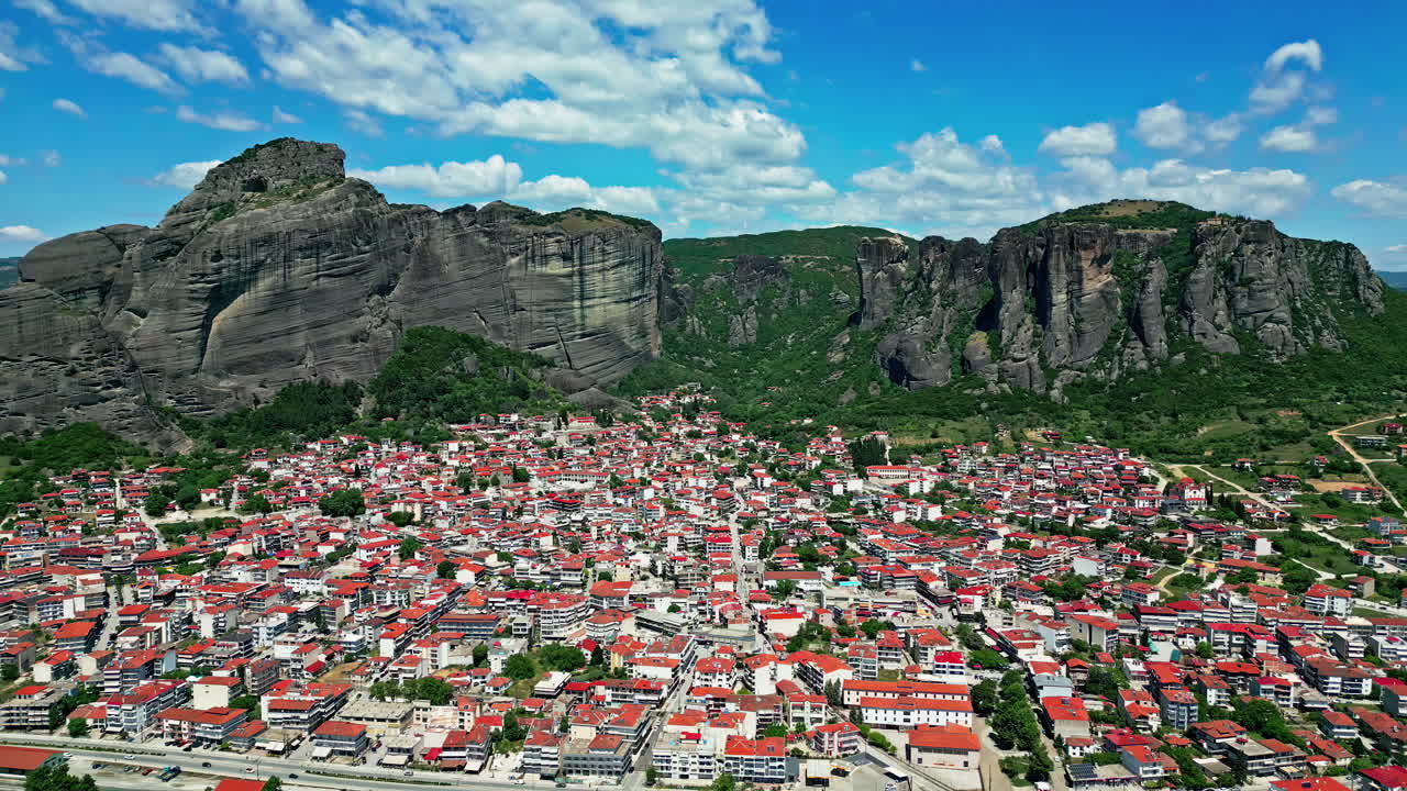 메테오라 시 (meteora city) 위에서 촬영된 공중 추적 영상, 그리스의 은 여름 날