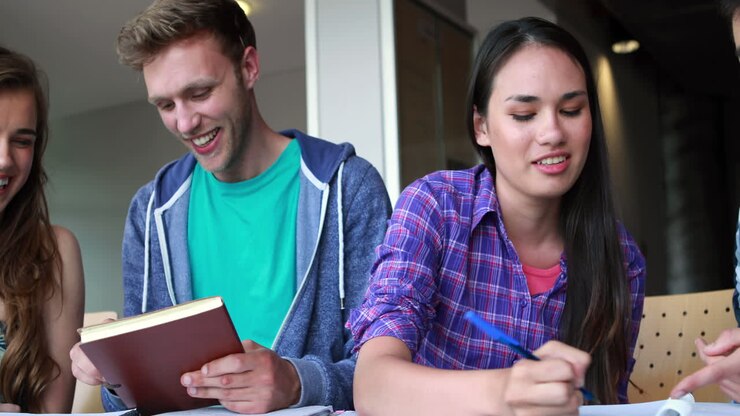 Compagni di classe che studiano e scrivono insieme