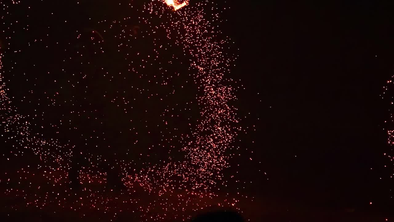 espectáculo de fuego deslumbrante por la noche en la playa