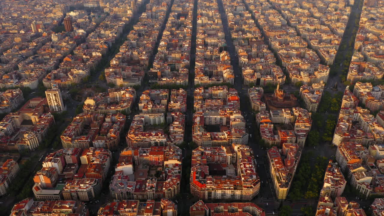 Vista aerea di isolati a scacchiera nel nuovo quartiere di Barcellona all'alba, Spagna