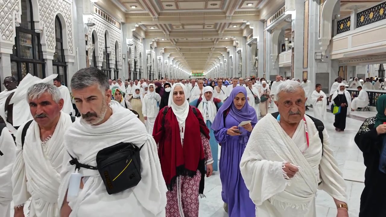 Pellegrini che camminano attraverso la Grande Moschea alla Mecca
