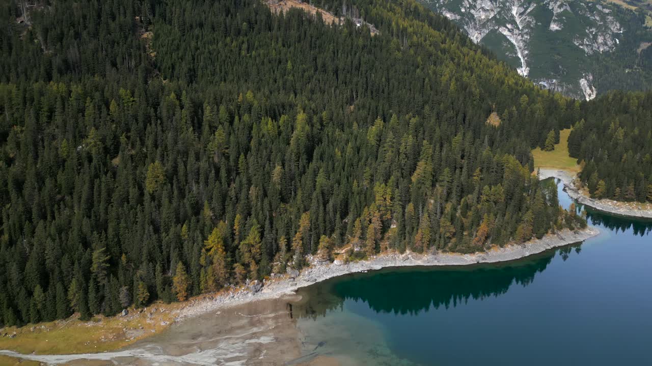 tomada con avión no tripulado del lago obernberger a orillas del lago en el tirol austriaco con agua azul muy clara y reflejos de las montañas