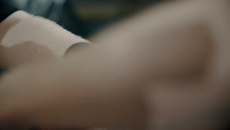 peleador de mma con las manos envueltas