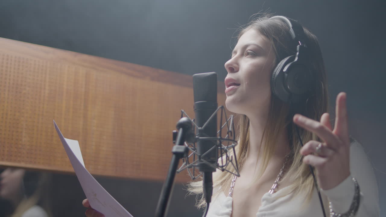 음악 스튜디오에서 일하는 아름다운 여성 가수