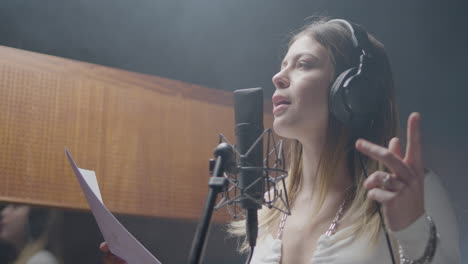 hermosa cantante que trabaja en un estudio de música