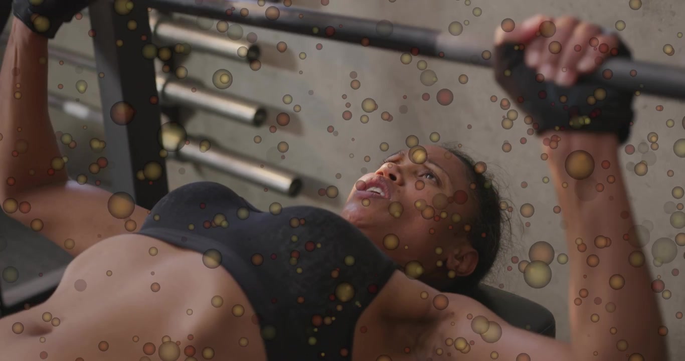 Wanita memegang barbel, menarik napas, melakukan bench press di gym, membangun kekuatan, dengan overlay mengaburkan pandangan.