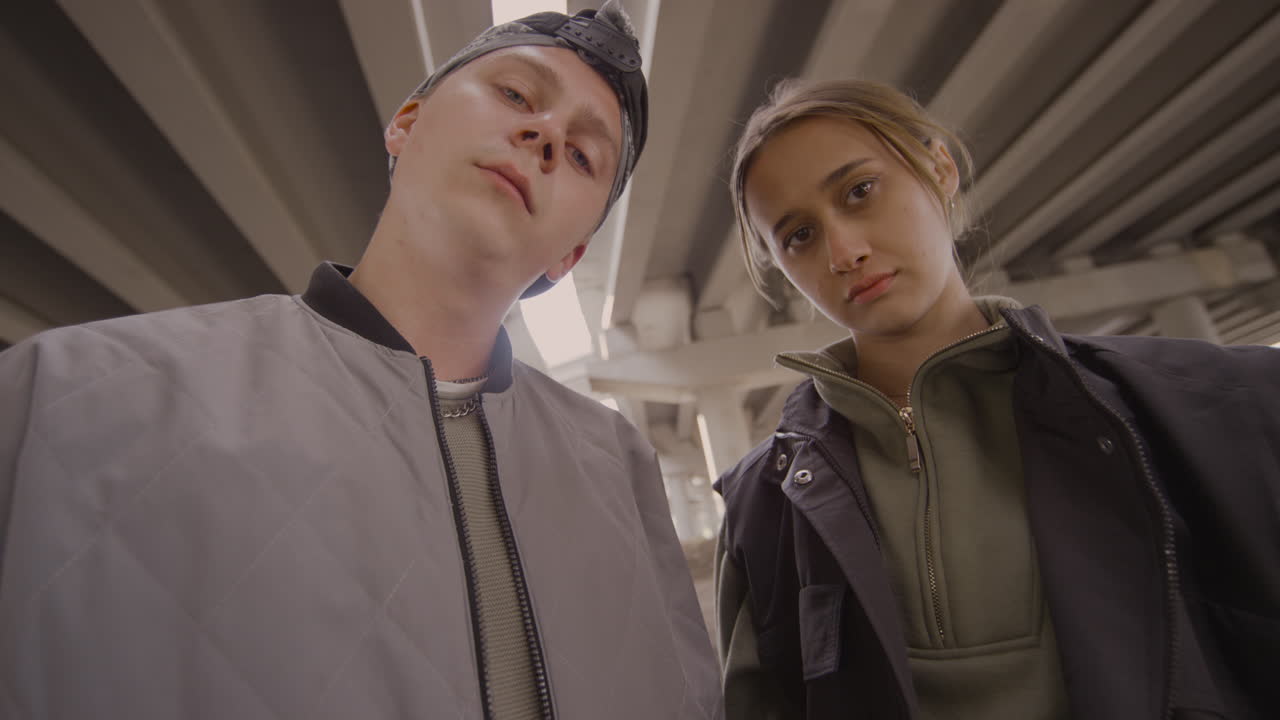 젊은 커플이 포즈를 취하고 있습니다.