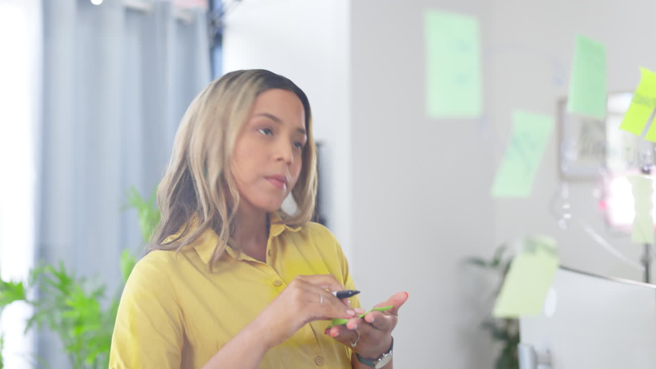 творческая женщина, письмо и липкая записка