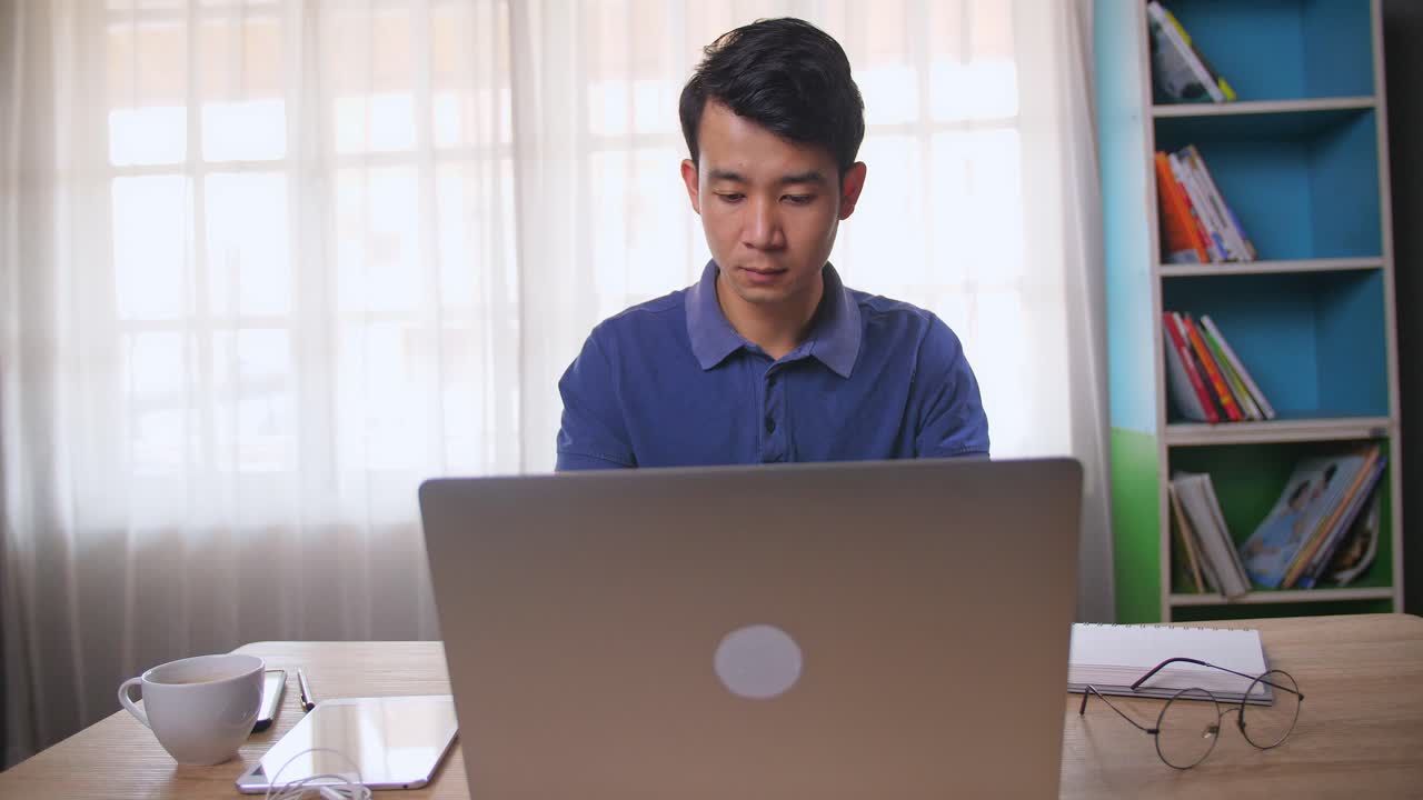 집에서 노트북으로 일하는 남자