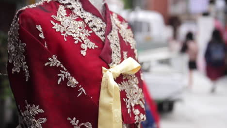 La-Gente-Camina-En-El-Fondo-Del-Tradicional-Hanbok-En-Seúl,-Corea-Del-Sur