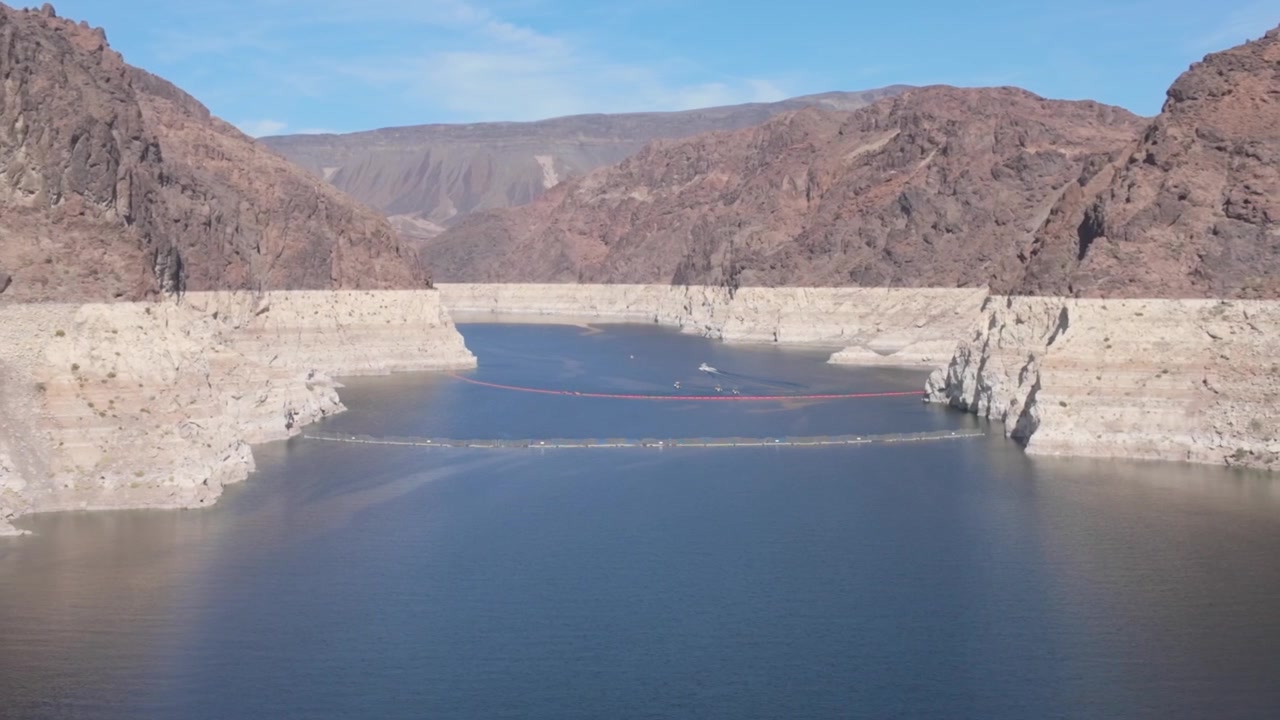 フーバーダムのミード湖の水位線が、貯水池の減少した貯水量を映し出している。