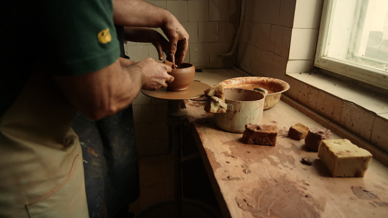 도자기 바에서 비를 조각 하는 여자