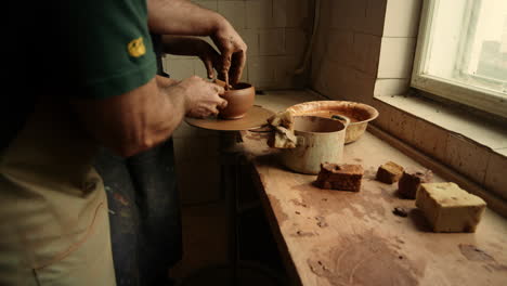 Mujer-Esculpiendo-Olla-En-Torno-De-Alfarería