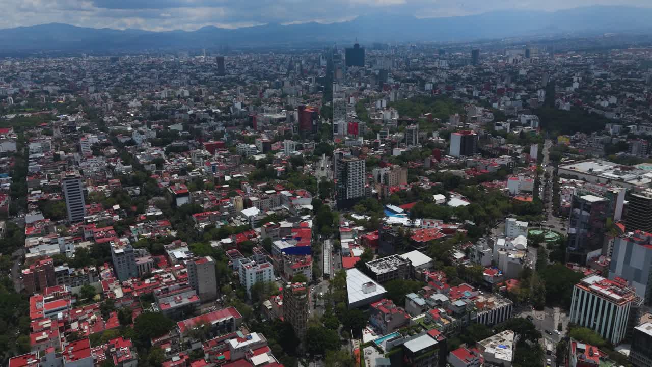 Meksika şehrinin metropolündeki Insurgentes Bulvarı'nın kapalı bir günde çekilmiş havadan drone çekim görüntüsü