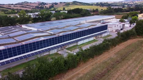 Sonnenkollektoren,-Die-An-Den-Wänden-Und-Dem-Dach-Einer-Industriehalle-Installiert-Sind