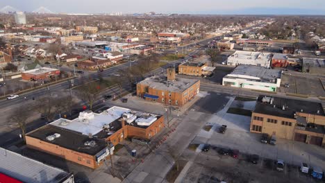 Aerial-view-dolly-in-of-a-busy-urban-intersection-in-Lincoln-Park,-Michigan,-USA