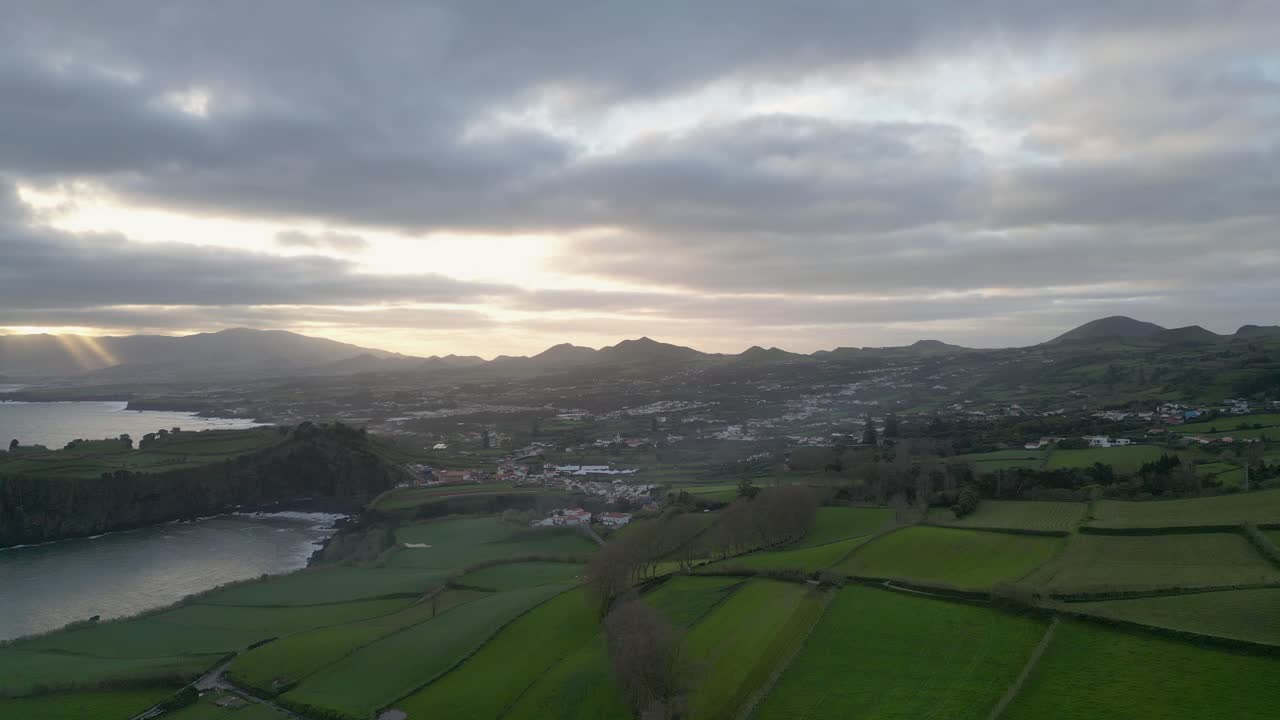 paisaje con una mezcla de campos, mar, montañas y casas en la ciudad de cascais, portugal