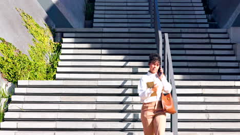 Mujer-De-Negocios-Saliendo-Del-Trabajo-A-Toda-Prisa