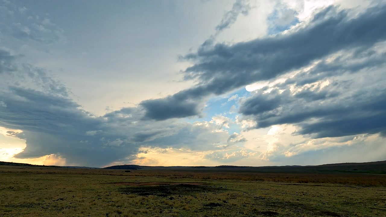 Paesaggio africano in time-lapse 4K, cielo nuvoloso che si muove su una savana aperta