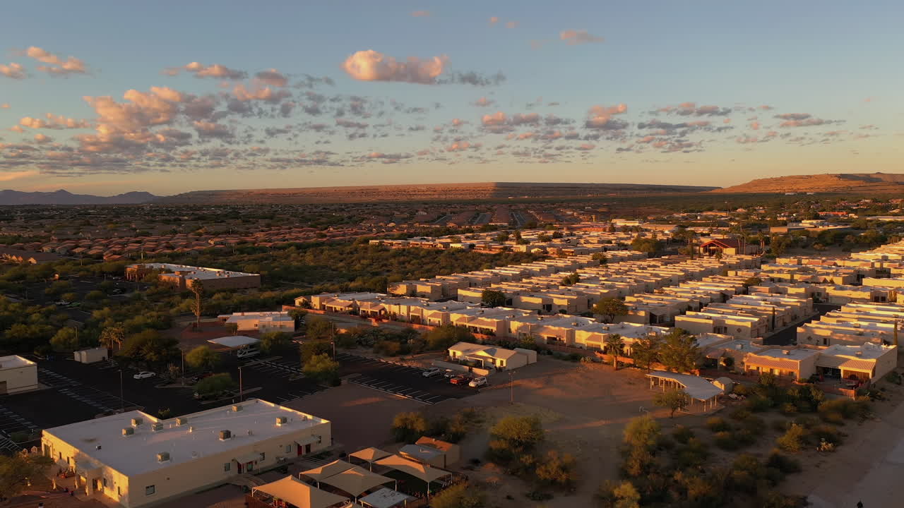 valle verde arizona, casas adosadas y casas al amanecer, drone ascendiendo