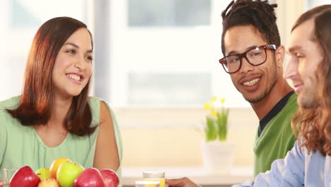 un equipo de negocios casual que se ríe almorzando juntos.