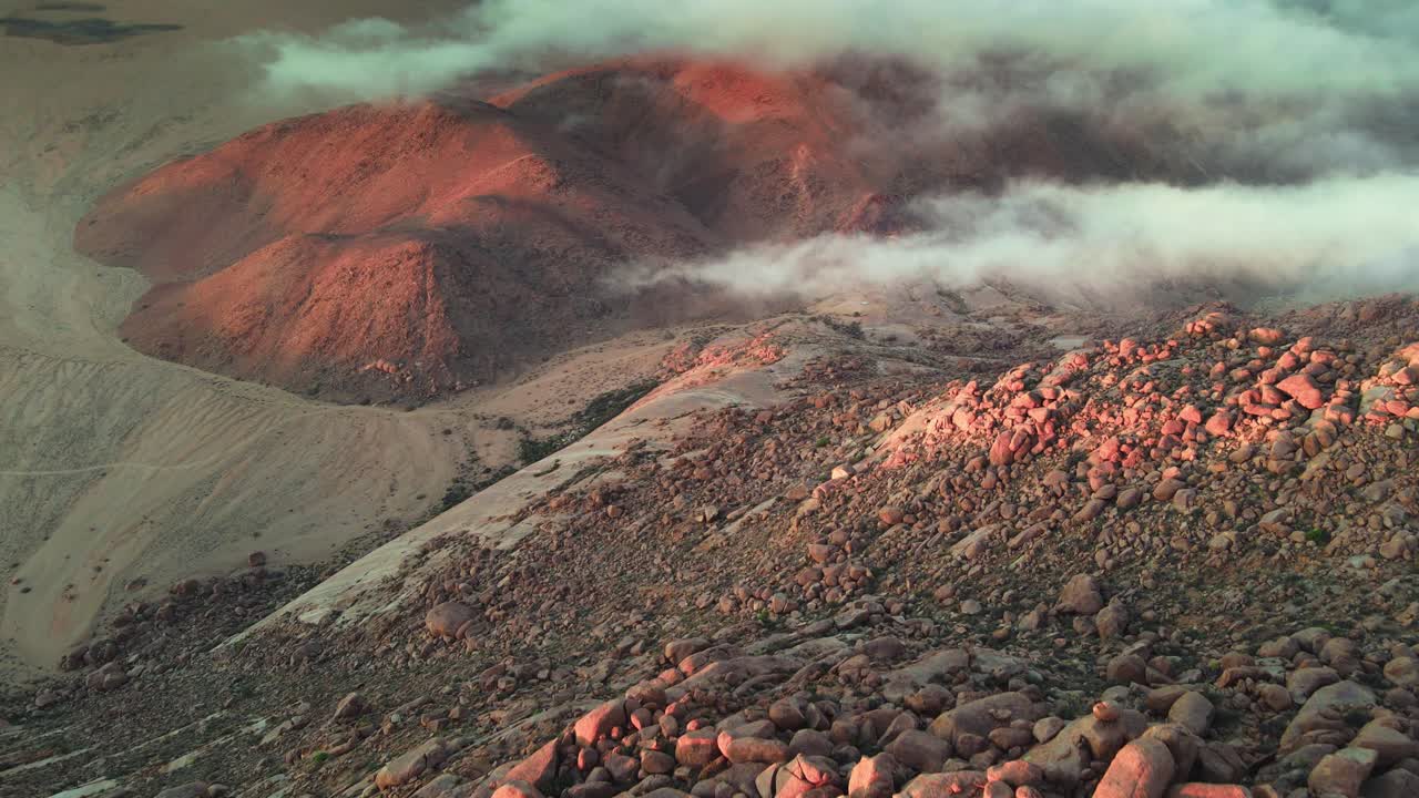 Vista aérea de cima para baixo de uma paisagem montanhosa no Deserto de Richtersveld, entre a Namíbia e a África do Sul