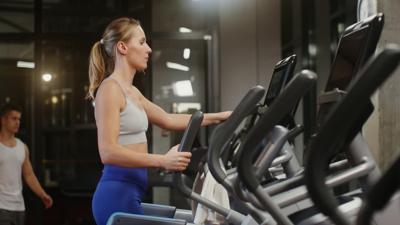 Persone che si allenano su tapis roulant in palestra
