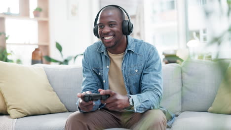 hombre, auriculares y videojuego con controlador