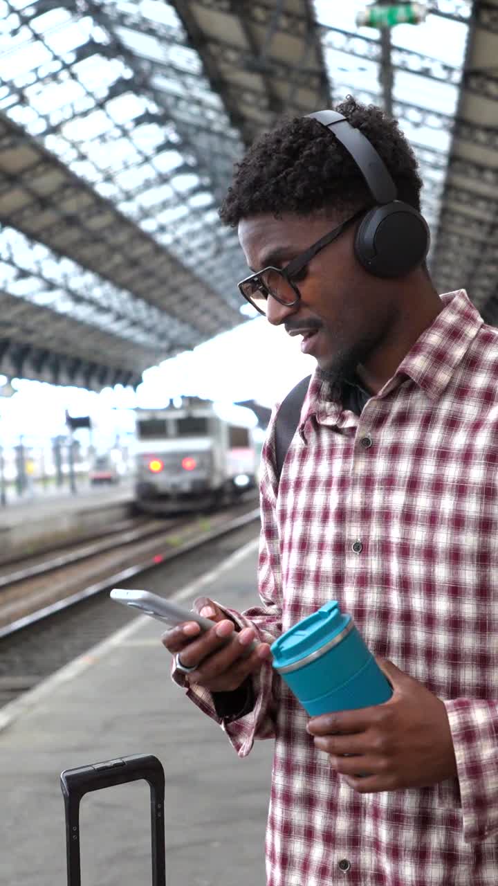 hombre esperando en una estación de tren