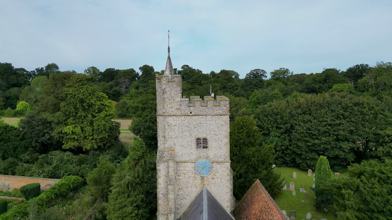un disparo de empuje sobre el techo de la iglesia de la santa cruz en goodnestone, empujando hacia la torre de la iglesia