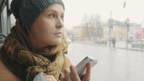 Frau-Schreibt-Während-Der-Busfahrt-In-Der-Stadt-Eine-SMS-Auf-Dem-Handy