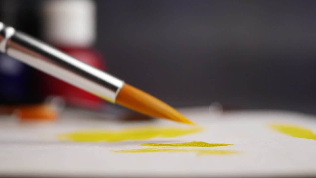 pintando con un pincel