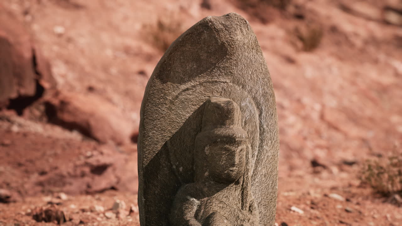 antigua estatua en el desierto de las rocas