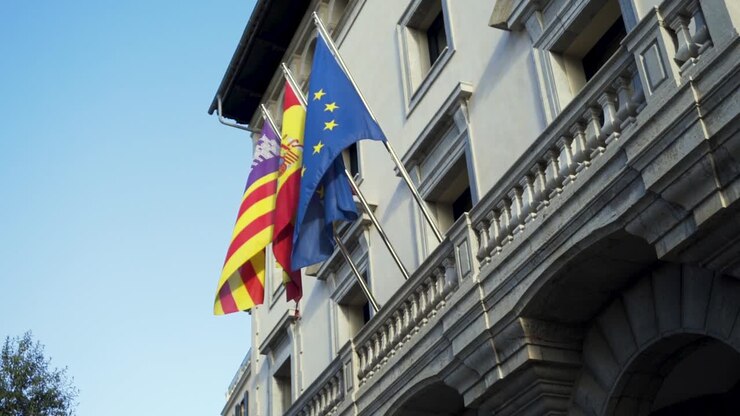 Bandiere di Spagna, Unione Europea e Catalogna su un edificio