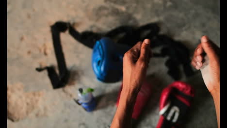 boxeador afroamericano en polvo de tiza en el estudio de fitness 4k