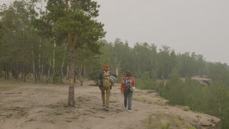 les grimpeurs dans la nature