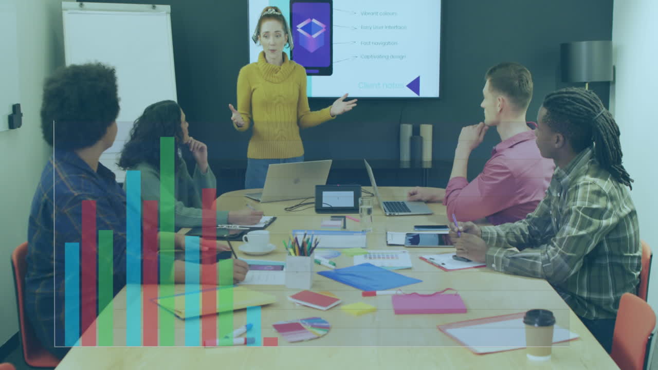 animación del procesamiento de datos estadísticos sobre mujer caucásica haciendo una presentación en la oficina