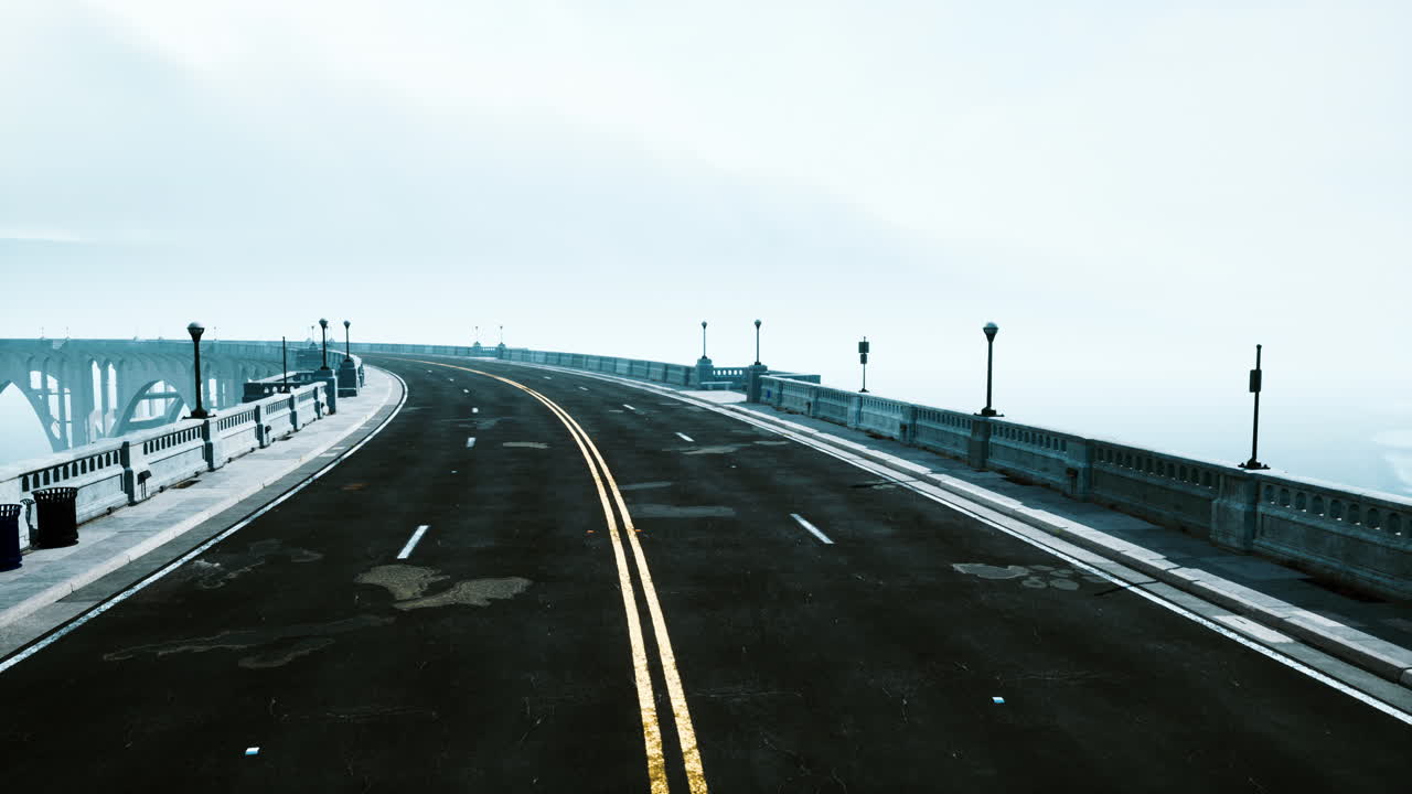 아스팔트 고속도로 와 깊은 안개 속 의 산