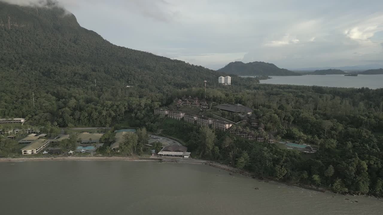 vista aérea vespertina de pantai damai central de santubong y el pueblo cultural de sarawak, borneo